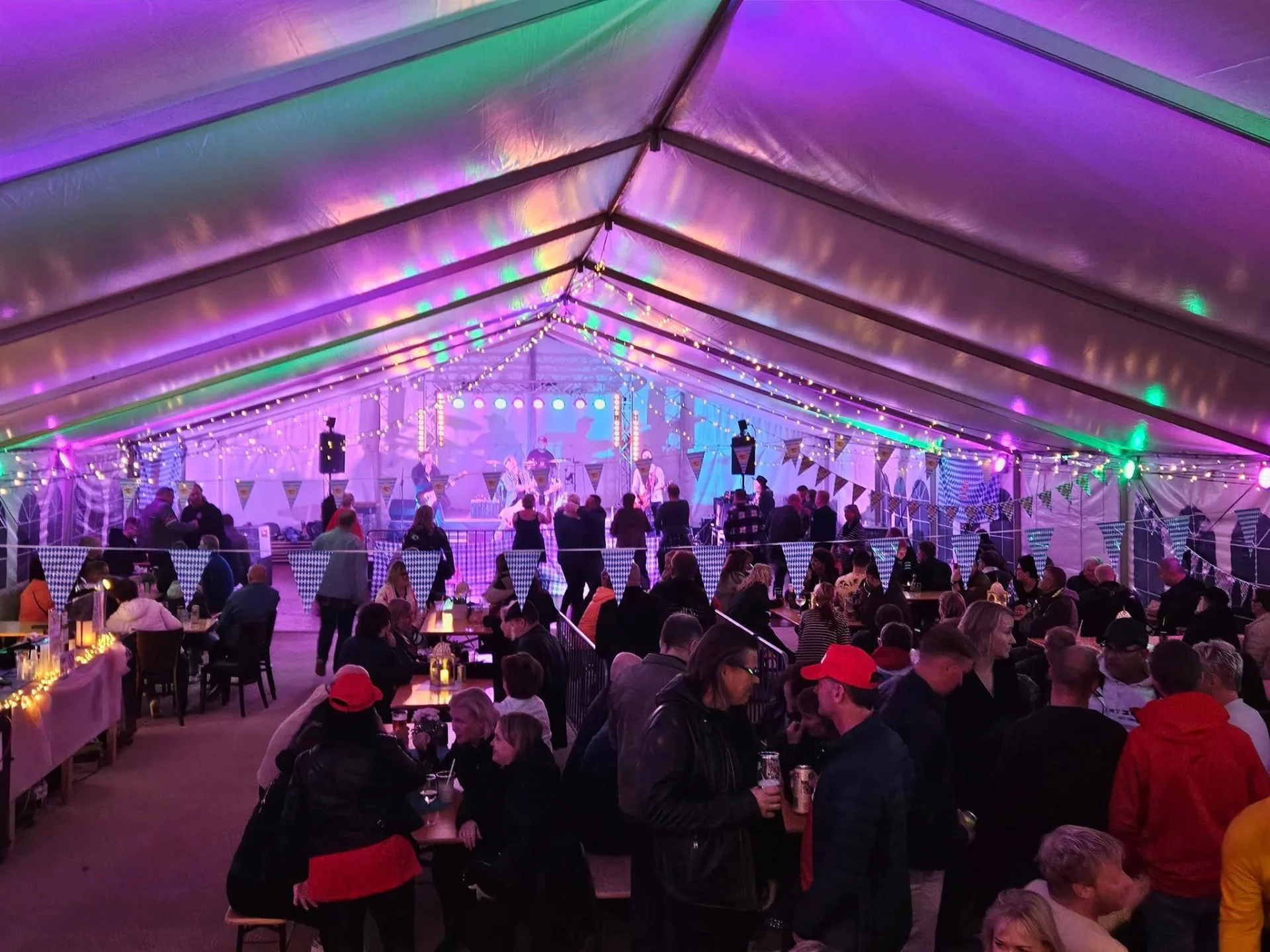 Värikäs juhlateltta Oktoberfest-tunnelmissa