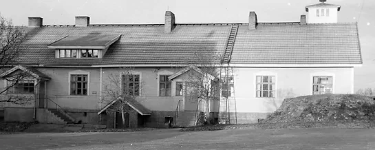 Asuntolarakennus laajennusvaiheen jälkeen