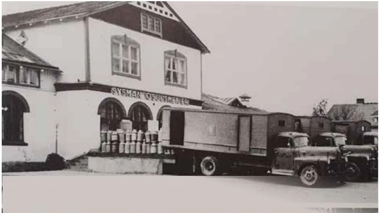 Maitopystöjä etupihan lastauslinjastolla