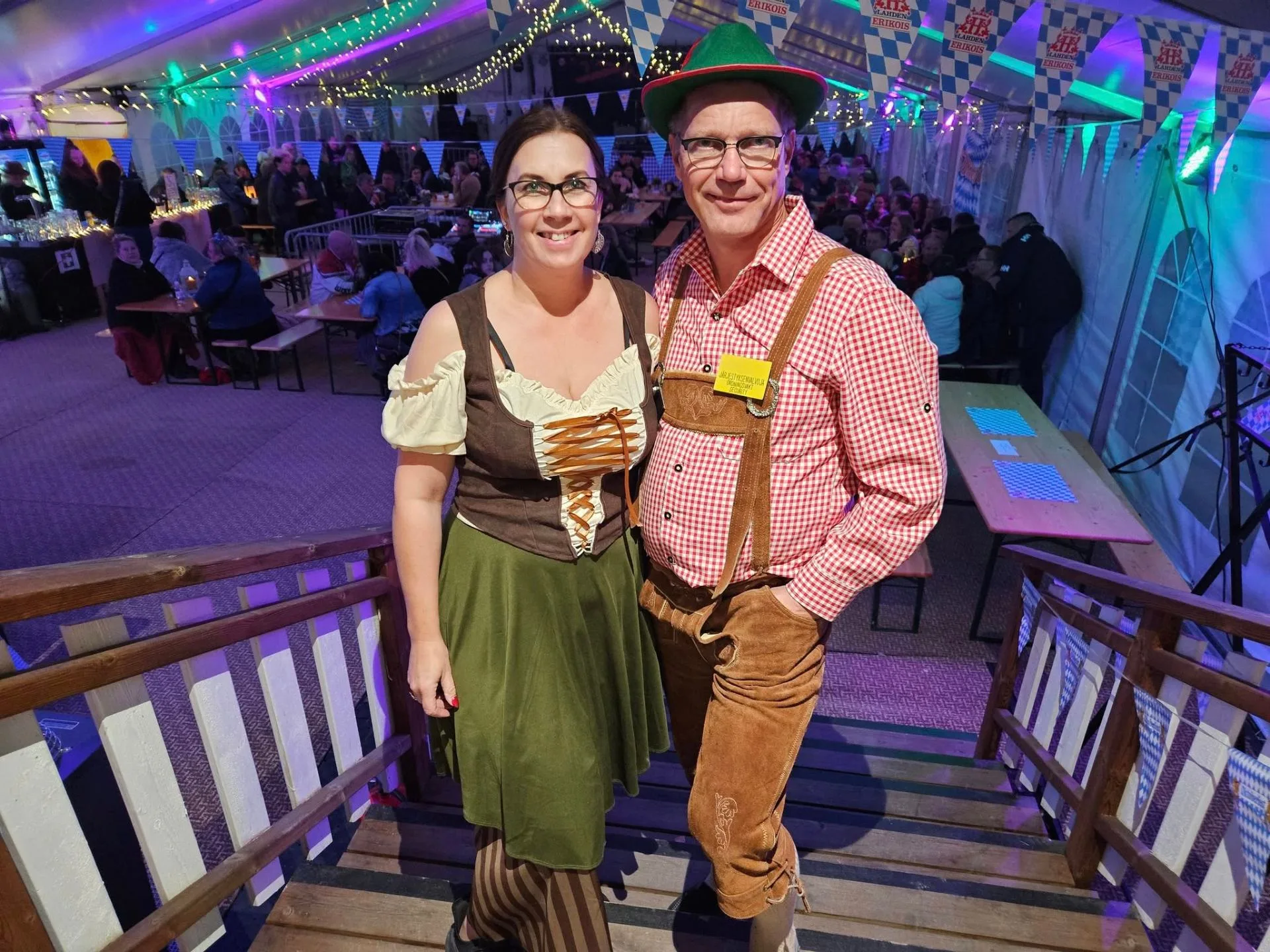Mia ja Jukka Oktoberfest-asuissa juhlateltassa