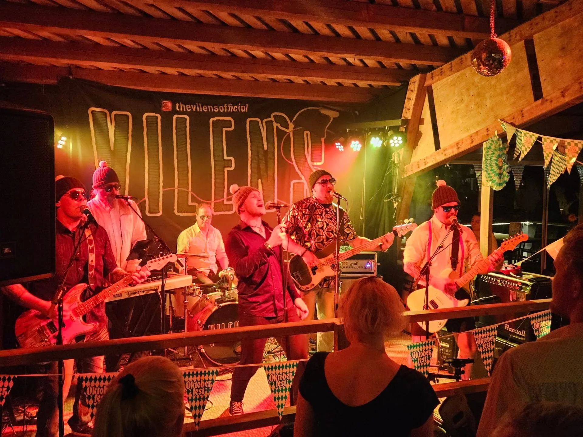 The Vilens -yhtye live-keikalla Meijerinrannassa