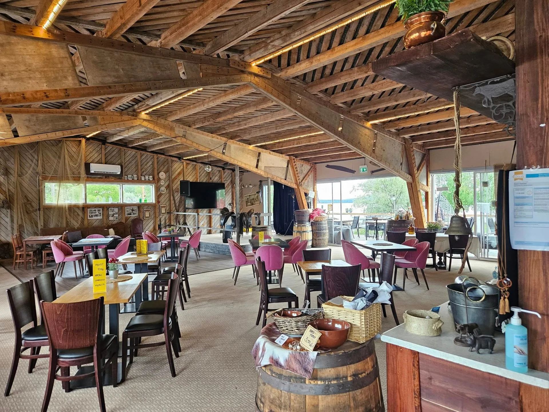 Maitobaarin upea sisäkatto